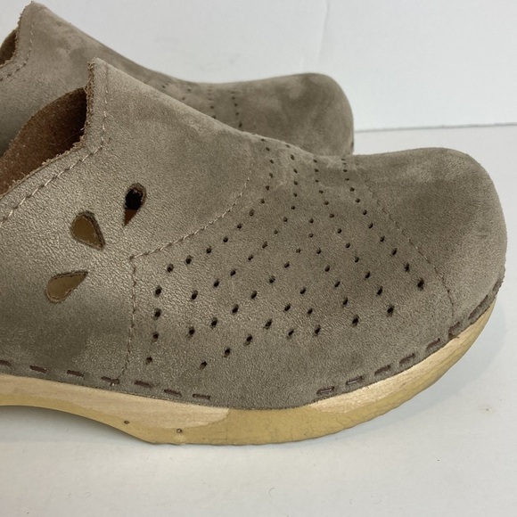 Sven Leaf Punch Spray Clogs in Beige Tan Sz 36 5 5.5 scandi granola girl hippie - Picture 2 of 16